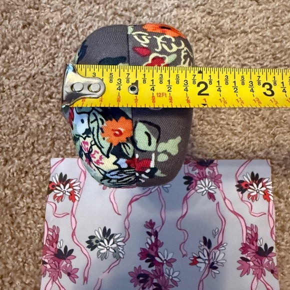 Vera Bradley | Hard Clamshell Sunglasses Case and Lens Cleaning Cloth | Floral - Picture 9 of 10